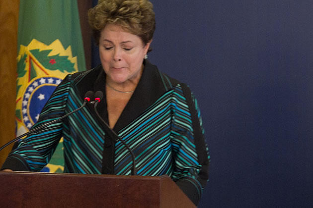 Photo of Emocionada, Dilma diz que relatório da Comissão da Verdade não é “acerto de contas”