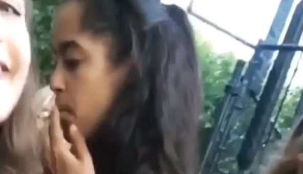 Photo of Malia, filha de Barack Obama, é vista fumando maconha no Lollapalooza, diz site