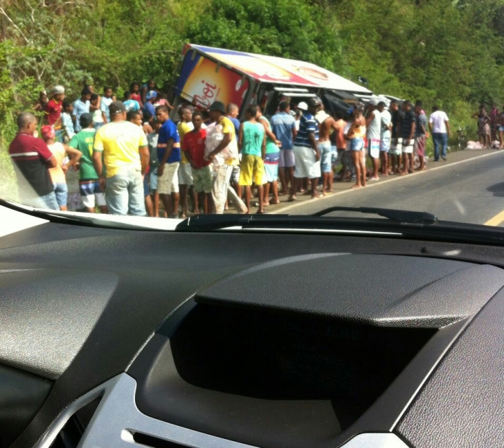Photo of Caminhão da Friboi se envolve em acidente, carga é saqueada por moradores em Sapeaçu. Assista!
