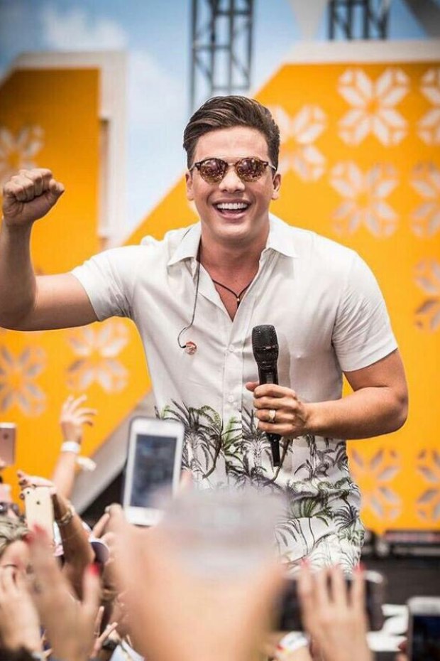 Photo of Wesley Safadão corda cabelo para  gravação de seu DVD.