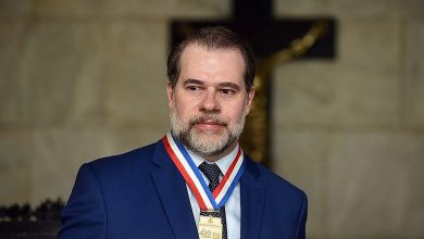 Photo of Dias Toffoli toma queda, bate a cabeça e é levado para hospital