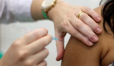 Photo of Cientistas testam vacina promissora contra HIV em humanos 40 anos após início da epidemia