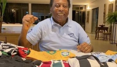 Photo of Após quase um mês internado, Pelé recebe alta do hospital