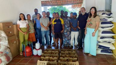 Photo of Prefeitura de Cruz constrói mais 10 galinheiros para agricultores familiares e entrega pintos, rações, bebedouros e vacinas