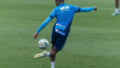 Photo of Tá no BID: Novo meio-campista do Vitória, Pepê tem nome regularizado Sábado, 01/03/2025 – 10h30 Por Redação  Tá no BID: Novo meio-campista do Vitória, Pepê tem nome regularizado Foto: Reprodução/Instagram (@pepevilardi) Na noite da última sexta-feira (28), o meio-campista Pepê teve o nome publicado no Boletim Informativo Diário (BID) da CBF e virou opção para Thiago Carpini na próxima quarta-feira (5), quando o Vitória enfrenta o Altos, no Barradão, às 21h30, em partida válida pela quinta rodada da Copa do Nordeste. Apesar de poder fazer sua estreia pelo torneio regional, o jogador não pode atuar no Baianão.         O Rubro-Negro assinou com o atleta em definitivo até o final de 2027 depois de adquiri-lo junto ao Grêmio por 200 mil dólares (cerca de R$ 1,1 milhão na cotação atual). Pepê chegou em Salvador na última sexta-feira (28) para realizar exames médicos na Toca do Leão.     O jogador de 27 anos foi a última contratação do Vitória na janela de transferências do primeiro semestre da temporada de 2025. Além do meia, o Leão contratou outros 15 atletas: o goleiro Gabriel Vasconcellos, o lateral direito Claudinho, os zagueiros Lucas Halter e Zé Marcos, os laterais esquerdos Hugo e Jamerson, os volantes Ronald, Gabriel Baralhas, Thiaguinho e Val Soares, o meia Wellington Rato e os atacantes Bruno Xavier, Fabri, Lucas Braga e Carlinhos.       Vitória define empréstimo de Jean Mota para Vila Nova, de Goiás Sábado, 01/03/2025 – 09h30 Por Redação  Vitória define empréstimo de Jean Mota para Vila Nova, de Goiás Foto: Victor Ferreira / EC Vitória Na última sexta-feira, o Vila Nova (GO) anunciou oficialmente, por meio de suas redes sociais, a contratação de Jean Mota, meia do Vitória. O jogador assinou um contrato de empréstimo por uma temporada com o clube goiano.     Jean não vinha sendo relacionado por Thiago Carpini. No ano de 2025, o atleta não atuou pelo Leão de Canabrava. Em 2024, ele registrou 19 partidas disputadas, com um gol marcado e uma assistência na conta.     Antes de chegar na Toca do Leão, o jogador de 31 anos passou pelo Fortaleza, e em seguida, vestiu a camisa do Santos por seis anos, onde se destacou e ingressou no Inter Miami, dos Estados Unidos. Jean Mota foi revelado pela Portuguesa.     Confira o anúncio oficial publicado nas redes sociais do Vila Nova:            Bahia x Jacuipense: Veja prováveis escalações, arbitragem, horário e onde assistir