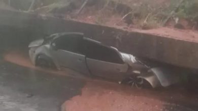 Photo of Deslizamento de terra provocado por chuvas destrói carro em Simões Filho