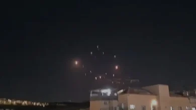 Photo of Sem negociações, Israel e Irã lançam novos ataques neste domingo