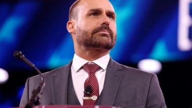 Photo of Eduardo Bolsonaro critica governador de São Paulo por negociar com EUA após tarifas de 50%