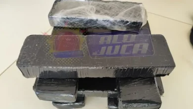 Photo of Joneuma e “Dada” negociavam “votos cativos” por R$ 100 para beneficiar vereador de Eunápolis e Uldurico Jr. Sexta-Feira, 04/07/2025 – 07h20 Por Leonardo Almeida  Joneuma e “Dada” negociavam “votos cativos” por R$ 100 para beneficiar vereador de Eunápolis e Uldurico Jr. A denúncia do Ministério Público da Bahia (MP-BA) contra Joneuma Silva Neres, ex-diretora do Conjunto Penal de Eunápolis, expõe articulações políticas envolvendo seu relacionamento com o ex-deputado federal Uldurico Jr. (MDB) e o vereador Alberto Cley Santos Lima, conhecido como Cley da Autoescola (PSD). O documento, obtido pela reportagem do Bahia Notícias, revela um esquema de troca de favores com finalidade eleitoral, em que votos cativos de presos e seus familiares seriam negociados em troca de apoio político e manutenção de poder dentro do sistema prisional.     Conforme destrinchado pela reportagem do Bahia Notícias, a partir da relação amorosa entre Joneuma e o líder da facção do Primeiro Comando de Eunápolis, Dada, ela começou a intermediar reuniões entre o criminoso e o então candidato à prefeitura de Teixeira de Freitas dentro do presídio. Segundo o documento, os encontros, que contavam com a presença de Cley da Autoescola, que era apoiado por Uldurico, ocorriam de forma clandestina e com o cuidado de não serem captadas por câmeras de segurança.      LEIA TAMBÉM:  Ex-deputado Uldurico Jr. é apontado como “visitante frequente” em presídio de Eunapolis e por apadrinhar ex-diretora    O Ministério Público afirma que a intenção de Joneuma ao promover tais encontros era “acobertar politicamente” as atividades da facção dentro do presídio. Em troca, ela fornecia eleitores “cativos” a Uldurico, um grupo composto por presos provisórios com direito a voto, seus amigos e familiares. Cada voto captado era recompensado com R$ 100,00, em dinheiro vivo e era pago por intermediários da facção.     “A intenção da denunciada Joneuma, ao intermediar estes encontros entre membros da sua organização criminosa e o ex-deputado federal Uldurico era a de acobertar ‘politicamente’ as suas atividades criminosas, bem como favorecer as ações criminosas de seu bando, as quais se desenvolviam, escancaradamente, no interior do Conjunto Penal de Eunápolis. Entre os eleitores cativos se incluía tanto os presos provisórios faccionados do Primeiro Comando de Eunápolis, que podiam votar, bem como seus amigos e familiares, os quais seriam direcionados para este fim. O voto compromissado era comercializado e cada eleitor aliciado recebia a quantia de R$ 100,00”, diz o MP-BA.     O esquema visava garantir base eleitoral sólida e fidelizada ao ex-deputado e seus aliados políticos. A informação sobre a “recompensa” foi trazida após o MP-BA ouvir o depoimento de um interno do presídio de Eunápolis. No documento, as testemunhas ouvidas na investigação relatam que a diretora agia abertamente, deixando claro que quem realmente mandava no presídio era o líder do Primeiro Comando de Eunápolis.     A INFLUÊNCIA DE ULDURICO Como padrinho político de Joneuma, Uldurico também era usado por ela para manter controle absoluto sobre o Conjunto Penal. A denúncia afirma que ela utilizava sua influência junto à Secretaria de Administração Penitenciária (Seap) e ao governo estadual para nomear e demitir servidores, direcionando contratações de aliados e exonerando funcionários que não concordavam com os desmandos no presídio.     Entre os exonerados estavam duas assistentes sociais, dois dentistas, uma psicóloga e dois advogados. Segundo o MP-BA, uma das substituições foi da própria irmã de Joneuma, Joceuma Silva Neres, nomeada como advogada para atuar em defesa dos interesses da facção criminosa.     “Para exercer o controle absoluto do Conjunto Penal de Eunápolis, e promover suas atividades ilícitas, em benefício de seu amante Dada, e da organização criminosa – organização a qual ela passou a integrar – a denunciada Joneuma começou a utilizar-se, sistematicamente, da influência política de seu ‘padrinho’ Uldurico, junto ao SEAP e ao governo estadual para direcionar as contratações e demissões dos servidores do Conjunto Penal de Eunápolis. Assim, os servidores que ‘não fechavam os olhos’ ou compactuavam com aqueles desmandos no Conjunto Penal de Eunápolis eram intimidados”, diz a denúncia.     O ROMANCE ULDURICO-JONEUMA Além de ter apadrinhado politicamento Joneuma, Uldurico é acusado de manter uma relação amorosa com a ex-diretora. Em abril deste ano, o Bahia Notícias publicou que ela entrou com uma ação contra o ex-deputado solicitando “alimentos gravídicos”.     No processo, Joneuma, que estava grávida de 28 semanas, alega que Uldurico é pai da criança e alega que, após ser presa, o ex-parlamentar teria cessado a assistência financeira.     No documento de acusação, foram juntados supostas fotografias de Uldurico com Joneuma, além de imagens do casamento de “alto padrão” entre os dois e um teste de DNA que, em tese, comprova a paternidade da criança. Vale lembrar que, no ano passado, o ex-deputado federal se casou com outra mulher, a advogada Renata Rebouças, em cerimônia realizada em Guarajuba, no município de Camaçari.     Para a reportagem do BATV, Uldurico afirmou que não responderá às acusações e que tem “pressa” para fazer o teste de DNA.     O ESQUEMA DA FUGA A denúncia do MP-BA detalha de forma minuciosa a atuação dela e de outros envolvidos na fuga de 16 detentos da cela 44, ocorrida em 12 de dezembro de 2024. O documento conta sobre o pagamento de R$ 1,5 milhão pela facilitação da fuga e o uso de uma furadeira a bateria como instrumento fundamental no plano.     De acordo com os autos, a intermediação de Joneuma nas atividades criminosas da facção Primeiro Comando de Eunápolis teria rendido a ela cerca de R$ 1,5 milhão. Esse valor teria sido pago pela organização criminosa como compensação pela facilitação da fuga, concessão de regalias e omissão deliberada frente a práticas ilegais dentro da unidade. O denunciado Vagno Oliveira Batista, o qual atuava como fornecedor de armas, e outras testemunhas afirmaram que ela era peça central na engrenagem do grupo, assumindo papel de confiança e comando ao lado de Dada.     A ex-diretora também teria planejado fugir para o Rio de Janeiro, com o líder do Primeiro Comando de Eunápolis. Conforme apuração do Ministério Público, lá, ela e Dada ficariam sob a proteção do Comando Vermelho (CV), facção aliada a organização criminosa baiana.     A FURADEIRA A ferramenta utilizada pelos presos para abrir um buraco no teto da cela 44 foi uma furadeira a bateria. O som do equipamento foi percebido no dia 29 de novembro de 2024 por um supervisor do presídio. Ele tentou fazer a inspeção, mas foi impedido pelos próprios detentos. Ao acionar o coordenador de segurança, Wellington Oliveira Sousa, este adotou postura evasiva, alegando aguardar instruções de Joneuma. Ambos eram sabidamente aliados e, segundo a denúncia, estavam diretamente comprometidos com a execução do plano de fuga.     Apenas no dia 2 de dezembro, três dias após a constatação do uso da furadeira, Joneuma mandou recolher a ferramenta, já com a escavação praticamente concluída. Ela manteve a furadeira sob sua guarda na sala da diretoria e, depois da fuga, ordenou que Wellington levasse o objeto para o seu carro, a fim de entregá-lo pessoalmente. Além disso, ela o orientou a formalizar um comunicado falso, omitindo os detalhes da utilização da ferramenta e instruindo-o a apagar os registros do caso.     A denúncia aponta que Joneuma e Wellington elevaram o status de mais de 12 detentos da facção, transformando-os em “correrias” — internos com livre circulação e acesso privilegiado às áreas do presídio. Esses detentos foram concentrados nas celas 44 e 45, justamente para facilitar a organização da fuga.     Durante o planejamento e execução, os presos utilizaram a furadeira para abrir um buraco no teto, com conhecimento e autorização dos dois servidores. Além disso, os internos transportaram facas e outros instrumentos ilícitos em baldes durante uma mudança de pavilhão, tudo feito na presença da direção da unidade, sem qualquer interferência.     No dia da fuga, 12 de dezembro, nove homens fortemente armados invadiram o presídio, mataram um cão de guarda e atiraram contra os agentes penitenciários. Todos os 16 detentos escaparam. A ação contou com armamento pesado, incluindo fuzis AK-47, Parafal e AR-15.     Os denunciados, inclusive, no entendimento do MP-BA, devem responder solidariamente pela tentativa de homicídio de um dos vigilantes.       Polícia apreende 8 kg de maconha em ônibus interestadual em Caetité