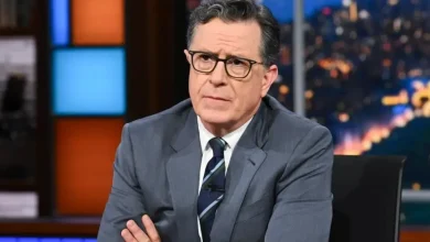 Photo of Ver todas de Colunistas Filme baiano sobre 2 de Julho é selecionado para Festival de Gramado Sábado, 19/07/2025 – 08h10 Por Redação  Filme baiano sobre 2 de Julho é selecionado para Festival de Gramado Foto: Divulgação O Filme baiano “Na Volta Eu Te Encontro”, dirigido por Urânia Munzanzu e produzido por Flávia Santana, foi selecionado para a Mostra Competitiva de Curtas-Metragens Brasileiros do Festival de Cinema de Gramado, no Rio Grande do Sul. A exibição está marcada para o dia 19 de agosto.     A obra mistura elementos de documentário e ficção para registrar a “Volta da Cabocla”, etapa que encerra os festejos do 2 de Julho, data emblemática da luta pela independência na Bahia. No dia 5 de julho, as imagens do Caboclo e da Cabocla retornam ao bairro da Lapinha, em Salvador, encerrando o percurso iniciado no início do mês, quando se celebra a expulsão das tropas portuguesas do território baiano.     Segundo a diretora, o filme busca reafirmar a presença e o protagonismo de povos historicamente apagados das narrativas oficiais. “É uma reverência às etnias indígenas que fabricaram nossas heroínas e heróis, verdadeiros responsáveis pela independência brasileira”, diz Urânia Munzanzu. Ela acrescenta que a proposta da obra é também lembrar as raízes de um povo marcado pela luta e pelo desejo de liberdade.     Além de Gramado, “Na Volta Eu Te Encontro” será exibido em outras três mostras pelo país. No dia 21 de julho, entra na programação do 32º Festival de Cinema de Vitória, no Espírito Santo, com exibição no Sesc Glória e debate previsto para o dia seguinte no Hotel Senac Ilha do Boi. Entre 30 de julho e 6 de agosto, participa do 47º Festival Guarnicê de Cinema, em São Luís, no Maranhão.     O curta já passou por eventos como o Festival Tela Cariri, Afroestima e o Cine Deburu, onde recebeu o prêmio de Melhor Filme. Além disso, a produção também foi destaque no XX Panorama Internacional Coisa de Cinema, vencendo nas categorias de Melhor Fotografia e Melhor Som.          Siga o @bnhall_ no Instagram e fique de olho nas principais notícias.       Para caber no story: Estudos indicam que músicas ficaram mais curtas nas últimas décadas, com tempo médio de 2 minutos Sábado, 19/07/2025 – 00h00 Por Bianca Andrade  Para caber no story: Estudos indicam que músicas ficaram mais curtas nas últimas décadas, com tempo médio de 2 minutos Foto: Canva “Duas sanfonadas e acabou o forró…”. A frase, que tem a música como objeto – mas é utilizada por internautas para falar sobre a brevidade das coisas, mais especificamente sobre relações sexuais -, aplica-se também ao objeto original da oração: a canção.     Você piscou e a música acabou. Não, não é uma impressão. As músicas realmente ficaram mais curtas nos últimos anos, e estudos, como o da Universidade da Califórnia mostram que a tendência é que as canções continuem a ter o tempo reduzido, similar ao de um jingle em uma campanha publicitária, por exemplo.     Mas esqueça ‘Cheiro de Amor’, interpretada por Maria Bethânia, pensada por Duda Mendonça como jingle do Motel Le Royale, de Salvador. As músicas tendem a ser mais curtas do que os 2:22 minutos da canção de Bethânia, com uma minutagem que não chega, por vezes, nem aos 60 segundos.          Ao Bahia Notícias, Marcelinho Oliveira, produtor musical, arranjador, diretor musical e compositor da Banda EVA, pontuou que a mudança na duração da música tem ligação com a adaptação ao mercado atual no sentido do consumo.     “Acho que mudou drasticamente nos últimos anos. Eu tenho 23 anos de carreira, o comportamento mudou muito, e eu acho que a forma que se escuta a música também. Antigamente as pessoas paravam para ouvir um disco e escutavam o disco durante um mês inteiro, escutavam a música em CD players. Hoje em dia as pessoas escutam 3, 4, 5 álbuns em um dia ou uma playlist com dezenas de músicas em um dia, isso já é uma mudança de comportamento. E com relação às plataformas de streaming, como TikTok, Instagram, principalmente, se dá porque as pessoas não têm tempo para poder escutar uma introdução, as pessoas têm que resolver isso de uma forma extremamente rápida.”     Marcelinho Oliveira (Foto: Instagram)     Para o cantor Gustavo Mioto, em entrevista ao site no início do ano, é uma prova do imediatismo da geração. “Hoje, temos músicas mais curtas, e antes eram mais longas. A nova geração não tem paciência para nada. Se não foi consertado na raiz, é impossível reverter. Precisamos descobrir maneiras novas de prender a atenção em três minutos, com textos mais curtos e profundos”.     O artista acredita que este seja um caminho sem volta. Dados do relatório Chartmetric 2024 Year in Music Report, divulgados no início deste ano, mostraram que a duração média das faixas executadas no Spotify caiu para aproximadamente 3 minutos, uma redução de 15 segundos em relação ao ano anterior e 30 segundos a menos que em 2019.     Já os estudiosos norte-americanos da Universidade da Califórnia, que analisaram 160 mil faixas disponíveis no Spotify, constataram que a duração média das músicas diminuiu um minuto e três segundos entre as décadas de 1990 e 2020.     Foto: Chartmetric     Músicas longas chegaram a ser um problema para grandes artistas, como a banda Queen, por exemplo, que foi aconselhada a não colocar ‘Bohemian Rhapsody’ como single por ter 5:52, algo incomum para as rádios. O plot twist? A canção é um dos maiores sucessos da banda britânica.     Em 2024, isso não é mais um problema. A música mais curta registrada no Spotify foi a faixa ‘clip 1’ da banda A-Reece, com 00:32. No Brasil, das cinco músicas mais ouvidas no TOP Brasil do Spotify no mês de julho, apenas uma consegue chegar a 3 minutos:     FAMOSINHA – Dj Caio Vieira, MC Keno K, Mc Rodrigo do CN (2:12) P do Pecado – Grupo Menos É Mais, Simone Mendes (3:10) Tubarões – Diego & Victor Hugo (2:42) Artista Genérico – Veigh, Supernova Ent (2:30) Eu Vou na Sua Casa – Felipe Amorin, Vitão, BIN, Malibu (2:57)         Entre os motivos elencados por especialistas estão a forma como os serviços de streaming contam a reprodução da canção. Em algumas plataformas, a execução de uma música é contada após cerca de 30 segundos. Desta forma, uma música curta tem mais chances de ser ouvidas várias vezes, tornando ela um hit “orgânico”, mesmo ela tendo sido pensada com a finalidade de ser viral.    Para Marcelinho, esta é uma questão geracional: “Tem gente que não curte muito essa rapidez, mas é uma galera que também não adere a esse comportamento, são pessoas mais velhas, que escutam música com mais tempo, param para poder escutar. Às vezes eu quero escutar uma música pop, eu acabo me deparando com essa realidade e às vezes eu quero escutar uma música mais MPB, mais antiga, que tem uma introdução bacana, que tem um solo bacana também e tal. Isso vai muito desse poder de escolha que a gente tem de uma forma geral”.     Ao Bahia Notícias, o cantor e compositor Diggo fez uma análise do mercado. Responsável por sucessos como ‘Dengo’ (2:34), ‘Abaixa Que É Tiro’ (2:37), e ‘Xuxu’ (2:52), o artista acredita que a redução na duração da música tem a ver com o consumo do público.     “Eu acho que isso vai piorar. Porque com o avanço da tecnologia, como tudo é muito rápido, para você mudar uma música hoje é frações de segundos, então, se realmente essa música não for… a música não começar logo, ou se a música não for rápida, ele vai passar a música. Se ele não gostar, ele vai passar logo, é tudo muito prático”, afirma.     Para o artista, o “tempo de vida” da canção, com o advento das redes sociais, também se tornou mais curto; dessa forma, os cantores e produtores passaram a trabalhar cada vez mais em canções mais curtas, mas com possibilidades de se tornarem virais, para conseguirem sobreviver no “hype”.          “Antigamente para você ouvir uma música tinha que ser na rádio, você tinha um CD. Então, para a gente é ruim. É ruim porque acaba que a gente tem que lançar coisas em pouco tempo, né? Enquanto a música durava 6 meses, 1 ano, hoje a música dura 1 mês, 2 meses. E a gente não tem muito que fazer, né? Tem que se ajustar”, avalia Diggo.     Marcelinho cita que um dos maiores desafios atualmente é se adaptar ao tempo curto de uma canção para prender o público sem perder a identidade do artista.     “Como produtor musical é um desafio também você compactar as ideias. Acaba, em parte, perdendo uma construção musical, mas é o que está acontecendo. Em 20 segundos você tem que ter um refrão no mundo atual, o pop. As pessoas estão consumindo rápido, a gente tem que fazer uma coisa mais rápida também, e tentar bater de frente com isso é desleal. Porque é como as pessoas se comportam atualmente.”     Rafinha RSQ (Foto: Instagram)     O tópico já era pauta no Bahia Notícias desde 2021. Naquele ano, o site fez uma entrevista com o produtor musical Rafinha RSQ, compositor de grandes hits da atualidade, que falou sobre como as novas tecnologias interferiam na produção de músicas, e citou justamente a questão apontada por Diggo: o sucesso quase passageiro das canções.     “A nova forma de fazer música, da parte positiva, é que muitas pessoas anônimas e muitos artistas alternativos e independentes, que não têm grandes produtores e empresários, conseguem ter a possibilidade de estourar. A parte negativa é que está tudo indo embora muito rápido, e eu estou ficando desesperado com isso. A fase negativa é: você fica uma semana vendo a mesma música, chega uma hora que sua cabeça já está cansada da mesma música. E aí o que acontece? As pessoas param de dar play, tomam pavor da música. É muito desesperador”, disse ao site na época.     O fenômeno das músicas curtas chama atenção no gênero Pop e tem forte influência das redes sociais, que limitam a duração dos vídeos a 60 segundos, fazendo com que seja escolhido o trecho mais impactante da canção para servir de trilha sonora do registro.     A repetição exaustiva de um trecho faz com que ela viralize, conquistando o amor de alguns e o ódio de outros. E em questão de dias, em alguns casos, de semanas, a canção já é datada como algo velho para a rapidez da internet, que, neste meio tempo, já encontrou outro sucesso viral com menos de 3 minutos para chamar de novo amor.     Não é mentira quando se fala de música “para caber nos stories”. Faixas com introduções longas já não prendem mais a nova geração e tem menos chance de viralizar. Já as que vão direto ao ponto, podem encaixar perfeitamente nos 60 segundos de um vídeo para o TikTok e se tornar o novo hit do momento.     Ao Bahia Notícias, o cantor, compositor e multi-instrumentista Jorge Vercillo já tinha deixado uma dica para a nova geração: a busca por um bom trabalho e não apenas o foco na popularidade das redes sociais, a se restringir a um trabalho guiado pela nova tecnologia.     Foto: Instagram     “Quero que eles se concentrem na qualidade da música que eles querem fazer e não apenas na quantidade de seguidores, de plays. Porque a quantidade não é a qualidade, e é muito mais importante; o que vai garantir que esse conteúdo vai perdurar é a qualidade. O que vai definir a permanência dele no mercado é esse diferencial. Tem muitos jovens talentosos que vêm me procurar, mas sempre em busca de um hit, e eu acho que acaba ficando na mesmice. Os jovens têm muitas ideias boas e essas músicas não necessariamente precisam ser apenas sintéticas.”     No entanto, no meio de tudo isso, o lado bom das plataformas digitais, citado por Rafinha RSQ em 2021, segue tendo grande impacto para os artistas. Um relatório feito pela Luminate, divulgado em fevereiro deste ano, apontou que “o TikTok é um impulsionador-chave para a descoberta de músicas, monetização e sucesso nas paradas”.     Os dados indicaram ainda que 84% das músicas que entraram na Billboard Global 200 em 2024 viralizaram no TikTok primeiro, além de apontar que os usuários do TikTok nos EUA têm 74% mais chances de descobrir e compartilhar novas músicas em plataformas sociais e de vídeo curto do que o usuário médio de plataformas de vídeos curtos.     “Eu tenho uma filha e eu vejo que ela escuta muito a música em muito pouco tempo, ela tem nove anos de idade. É uma quantidade de informações que a gente tem hoje que, se comparado ao que se tinha há 10, 20, 30 anos, é um absurdo. Então, acho que hoje se dá muito por isso também, pelo comportamento de quem consome o pop. Não é só sobre uma pessoa, é sobre uma geração”, avalia Marcelinho.     O fato é que, sendo curta ou sendo longa, se uma música é para ser sucesso, ela vai conseguir brilhar: “Existem vários motivos para que uma música seja sucesso por vários ingredientes que a própria música tem”, garante o produtor.       Padre Bida em “Guerreiros do Sol”, Rodrigo Lelis estrela monólogo “Sr. Oculto” em Salvador Sábado, 19/07/2025 – 00h00 Por Laiane Apresentação  Padre Bida em “Guerreiros do Sol”, Rodrigo Lelis estrela monólogo “Sr. Oculto” em Salvador Foto: Divulgação / Caio Lirio No ano de 1886, os leitores de Londres, capital da Inglaterra, tiveram o primeiro contato com a obra de Robert Louis Stevenson, “O Estranho Caso do Dr. Jekyll e Sr. Hyde”, ou apenas “O Médico e o Monstro”. Quase 140 anos depois, com as transformações e avanços da tecnologia, a história, que se tornou um clássico do terror psicológico, ocupa o Museu de Arte da Bahia (MAB), no Corredor da Vitória, no monólogo “Sr. Oculto” com produção de Marcio Meirelles, texto adaptado por Mônica Santana e estrelado pelo ator baiano Rodrigo Lelis.      Responsável por dar vida ao Dr. Jekyll e ao Sr. Hyde, falta pouco para Rodrigo gabaritar os gêneros dramáticos. Em 11 anos de carreira profissional, o ator interpretou o cantor Caetano Veloso, no filme “Meu Nome é Gal” (2023), e atualmente, além de estar em cartaz até o dia 3 de agosto com “Sr. Oculto”, estreou como o personagem Padre Bida na novela “Guerreiros do Sol”, uma produção original Globoplay.        Fotos: Estevam Avellar/Globo     Ao Bahia Notícias, Rodrigo descreveu a profissão de ator como um “trabalho de operário”, repetitivo. O artista teve seu primeiro contato com a atuação aos 17 anos, mas antes de bater o martelo na escolha de carreira, estudou Engenharia Civil como forma de dar “mais alegria” aos pais.      “Eu queria dar um pouco mais de alegria a meu pai e a minha mãe. Minha mãe, principalmente, sempre foi muito contra assim, não no sentido de ser contra a arte, pelo contrário. Mas ela não queria, não entrava muito na cabeça dela. Meu pai sempre falou de uma formação também, de um diploma, né? Por mais que isso não valha nada, ao mesmo tempo, isso vale”, relembrou.      Entretanto, o período em que esteve no curso foi descrito pelo ator como “os piores anos” de sua vida. “Eu estava virando uma pessoa completamente estranha e me sentia triste, ao mesmo tempo, ficava buscando a felicidade em coisas supérfluas e banais”, explicou. A experiência, segundo Lelis, o fez entender o que realmente gostava.      O resultado está sendo colhido ao longo dos anos. Este é o segundo ano de “Sr. Oculto” em cartaz e estrelado por Lelis, que considera o monólogo um texto à frente de seu tempo. “Falar sobre a psique, falar sobre o quanto nós temos em cada um de nós o bem e o mal… Porque a Igreja Católica, de algum ponto, nos culpa pelo bem e pelo mal que estão ali presentes, mas nunca é os dois juntos. Sente o bem e o mal, nunca é as duas presentes, de estar dentro de cada um de nós”, diz Lelis.      A obra acompanha a história de um médico que se isola da sociedade enquanto um monstro, criado por ele, ganha notoriedade. Na montagem em cartaz, a história ganha uma trilha sonora ao vivo e projeções visuais. Apesar da importância da história adaptada, Rodrigo alerta para seu conteúdo.     Durante a temporada, uma mulher chegou a desmaiar durante a apresentação e outras sete precisaram deixar o espetáculo durante seu curso devido a gatilhos. A peça aborda temas sensíveis como violência, abuso e saúde mental.      “É um espetáculo que é importante e forte. Porque existem figuras que estão aí no poder, principalmente que já estiveram – ainda mais hoje em dia, pelo menos não ocupa a presidência… Mas temos no Legislativo pessoas assim. Esses ‘homens de bem’, brancos, que se acham a solução do mundo, mas, na verdade, possuem monstros horríveis que estão só acabando com tudo”, declarou.      Em seu segundo ano com o espetáculo, Lelis não pretende se despedir da história e deseja retornar com os personagens até quando puder. “O Sr. Oculto precisa acontecer porque é um texto de denúncia em relação a essas mesmas pessoas, a esses monstros”, defende.     O texto foi o primeiro monólogo realizado por Lelis, que foi inspirado pela mãe. “Minha mãe foi o meu maior desafio, porque ela foi a pessoa que mais foi contra isso. E, por eu ter sido movido a desafios, eu estou o tempo inteiro, toda hora me desafiando. Então, nos meus 10 anos de carreira, eu quis estar sozinho [em cena]”, explicou.      A peça estará disponível nas sextas-feiras, sábados e domingos, até o dia 3 de agosto, às 19h, no Museu de Arte da Bahia. Os ingressos estão disponíveis na plataforma Sympla e variam entre R$20 e R$40.        Pedro Scooby revela detalhes da agitada vida sexual com Cintia Dicker Sexta-Feira, 18/07/2025 – 22h00 Por Folhapress  Pedro Scooby revela detalhes da agitada vida sexual com Cintia Dicker Foto: Reprodução / Redes Sociais Pedro Scooby não economizou palavras para descrever a intensidade da relação com a esposa, a modelo Cintia Dicker. Durante participação no podcast Em Pé, apresentado por Fernanda Gentil, o surfista revelou detalhes sobre a agitada vida sexual dos dois, que estão casados desde 2020.     “Eu achei que fosse um cara que gostasse muito [de sexo], até conhecer ela. Ela gosta muito, muito, muito mesmo”, contou. “Temos uma química monstra”, completou o surfista.     Segundo ele, o casal também costuma apimentar a relação com acessórios eróticos. Scooby contou que eles mantêm uma caixa com brinquedos variados e que ambos curtem algemas, chicotes e itens para amarração, além de fantasias.     Antes de abrir detalhes sobre a vida íntima, Scooby fez questão de enaltecer Cíntia como parceira, mãe e madrasta dos filhos que tem com Luana Piovani -Dom, de 13 anos, e os gêmeos Liz e Bem, de 9. “Ela abraçou um pacotão que sou eu e meus filhos, e não é mole, mas dá muito amor e carinho pra eles”, disse.     O casal tem uma filha juntos, Aurora, de 2 anos, e já havia falado anteriormente sobre o apetite sexual intenso que compartilham. “A gente é viciado em sexo. Chega a ser meio doentio”, comentou Scooby em outro momento.       Filho de Marcos Mion é confirmado em nova temporada de série do Gloob Sexta-Feira, 18/07/2025 – 21h00 Por Redação  Filho de Marcos Mion é confirmado em nova temporada de série do Gloob Foto: Reprodução / Redes Sociais O filho caçula do apresentador Marcos Mion, Tefo Mion, participará da nova temporada da série “O dia em que a minha vida mudou”, da Gloob. A produção estreará no canal fechado na próxima segunda-feira (21).      O ator-mirim interpreta Bereba, o melhor amigo de Mia, protagonista da série e vivida por Alice Leite. O personagem já participava da primeira temporada, mas retornará com maior destaque.      Com roteiro de Keka Reis e Thomas Huszar, produção da Loma Filmes e direção geral de Thaís Medeiros Jorge e Pedro Jorge, a série acompanha a transição da infância para a pré-adolescência no dia a dia de Mia.          NFL negocia com a Globo para transmissão de jogos nos canais da emissora Sexta-Feira, 18/07/2025 – 20h00 Por Redação  NFL negocia com a Globo para transmissão de jogos nos canais da emissora Foto: Reprodução / Instagram Principal liga de futebol americano, a NFL abriu negociações com a Globo para a transmissão dos jogos da temporada junto aos playoffs da liga. De acordo com o jornalista Gabriel Vaquer, do F5, a proposta envolve a exivbição no canal SporTV.      A transmissão deve incluir partidas da conferência NFC, além de confrontos internacionais. Dentro do pacote, o duelo que vai ocorrer no Brasil entre Los Angeles Chargers e Kansas City Chiefs também consta. O jogo vai acontecer no dia 5 de semebtro, na Neo Química Arena, em São Paulo.      A aproximação é igualada à movimentação da Fórmula 1 que, depois de anos vai retornar à Globo a partir de 2026 por conta do prestígio comercial que a emissora provoca.      Atualmente, a NFL é transmitida na ESPN. O acordo entre as instituições foi formada em 1992. Além disso, a Rede TV também compartilha do acordo e pretende renovar por mais três anos.       Apresentador norte-americano tem programa cancelado após criticar Donald Trump