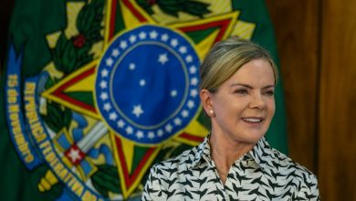 Photo of Gleisi Hoffmann critica Trump, defende Alexandre de Moraes e ataca primeiro-ministro de Israel