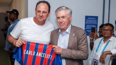Photo of Veja o momento da entrega da camisa do Bahia a Ancelotti