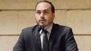 Photo of Carlos Bolsonaro passa mal após prisão domiciliar do pai e é atendido em hospital no Rio