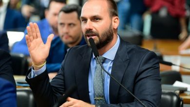 Photo of Após pedir para atuar dos EUA, Eduardo Bolsonaro se ausenta de sessões virtuais da Câmara