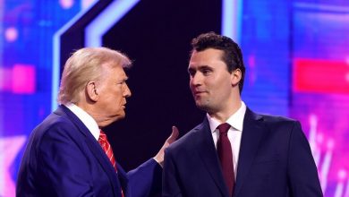 Photo of Charlie Kirk, influenciador e aliado de Donald Trump, morre após ser baleado em universidade dos EUA