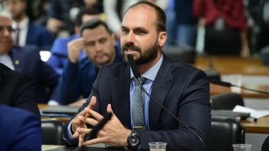 Photo of Eduardo Bolsonaro critica senadores após rejeição da PEC da Blindagem na CCJ: “Serviçais dos tiranos”