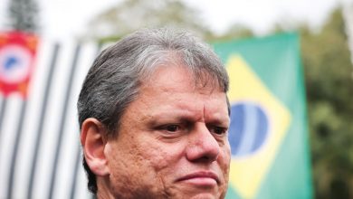 Photo of Devido a confrontos na Direita, Tarcísio desiste de candidatura presidencial em 2026