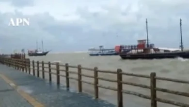 Photo of Maré alta surpreende turistas e ultrapassa barreira em passarela na Bahia