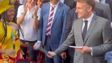 Photo of Macron toca tambor com Olodum durante visita a Salvador