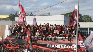 Photo of Torcedores invadem ônibus do Flamengo e surpreendem os jogadores