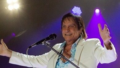 Photo of Roberto Carlos ironiza conversa de fotógrafos durante show: ‘quer uma cerveja?’