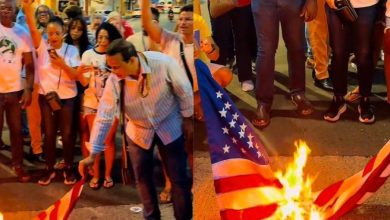 Photo of Deputado Hilton Coelho queima bandeira dos EUA em ato contra ação americana na Venezuela