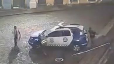 Photo of Homem joga pedras em viatura da Guarda Municipal no Pelourinho
