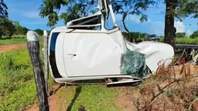 Photo of Homem morre após carro sair da pista e colidir em árvore no Oeste baiano