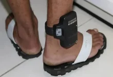 Photo of Homem com tornozeleira eletrônica é flagrado em carnaval de Brumado curtindo festa