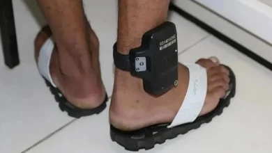 Photo of Homem com tornozeleira eletrônica é flagrado em carnaval de Brumado curtindo festa