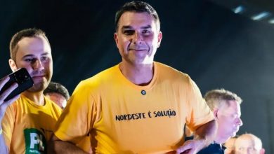 Photo of Em viagem ao Nordeste, Flávio Bolsonaro faz dancinha e afirma: “Nordeste é solução”