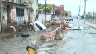 Photo of Carro é engolido por cratera durante chuva na Cidade Baixa