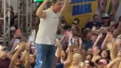 Photo of Flávio Bolsonaro aparece dançando em palanque e explica: “Fazendo o que meu pai pediu”