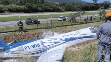 Photo of Avião sai da pista e bate em barranco ao pousar em Aeroporto em São Paulo
