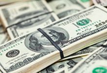 Photo of Dólar cai e fecha abaixo de R$ 5; Ibovespa recua com cautela no mercado global