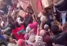 Photo of Carreta tomba em Vitória da Conquista e moradores saqueiam carga de leite em pó