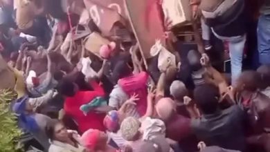 Photo of Carreta tomba em Vitória da Conquista e moradores saqueiam carga de leite em pó