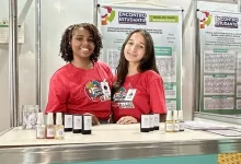 Photo of Estudantes baianas inovam e desenvolvem perfume em formato de bastão