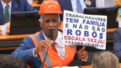 Photo of Pastor Sargento Isidório se engana durante votação do fim da escala 6×1 e se emociona