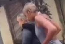 Photo of Vídeo mostra mulheres com cabeças raspadas andando e dizendo que “nunca mais vão dar volta na favela”