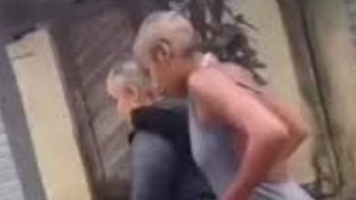 Photo of Vídeo mostra mulheres com cabeças raspadas andando e dizendo que “nunca mais vão dar volta na favela”