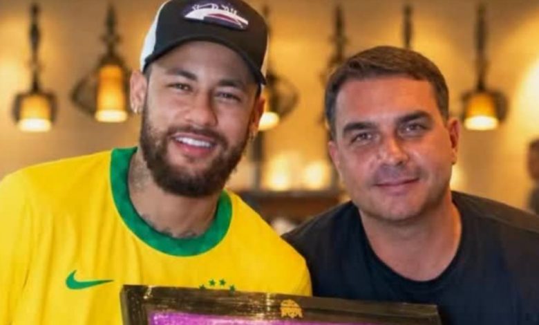 Photo of Após convocação de Neymar para Copa do Mundo, Flávio Bolsonaro posta foto com o jogador