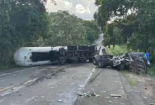 Photo of VÍDEO: Carreta tomba na BR-330 e mata ciclista no Médio Rio de Contas