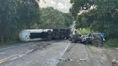 Photo of VÍDEO: Carreta tomba na BR-330 e mata ciclista no Médio Rio de Contas