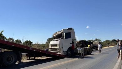 Photo of Tragédia na BR-242: motorista morre preso às ferragens após tombamento