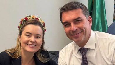 Photo of Eduardo Bolsonaro defende o nome de Julia Zanatta como vice em chapa de Flávio