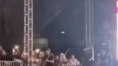 Photo of VÍDEO: Palco cede durante show de Amado Batista em Itapetinga