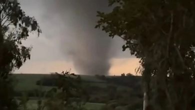 Photo of Tornado atinge cidades do RS, destelha casas e provoca estragos durante tempestade