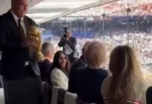 Photo of VÍDEO: Ronaldo Fenômeno leva taça da Copa do Mundo para Donald Trump tocar