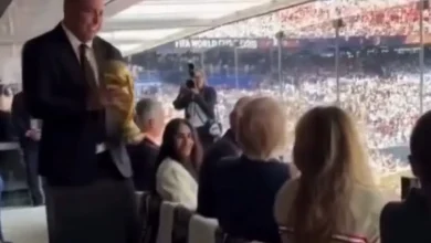 Photo of VÍDEO: Ronaldo Fenômeno leva taça da Copa do Mundo para Donald Trump tocar